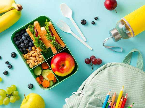 Vaschetta di plastica contenente frutta e sandwiches