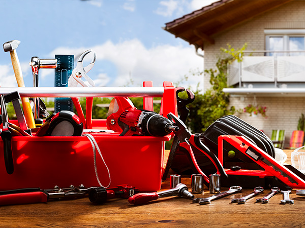 Cassetta degli attrezzi da muratore con alcuni strumenti di materia plastica