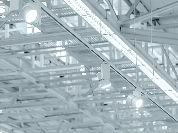 impianto di luci appeso a una parete industriale