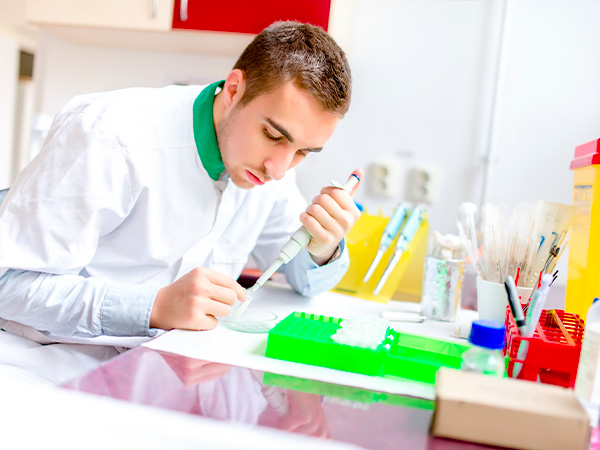 Medico maneggia strumenti di medicina di materiale plastico